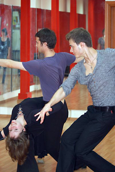 Урок латины в школе танцев Dancer.Ru, танец румба. Преподаватель Артем Новиков.